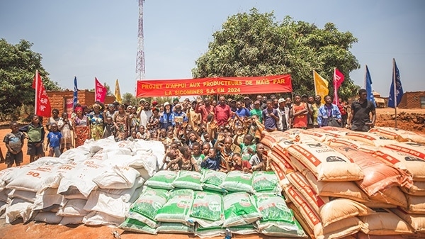 華剛礦業(yè)向當?shù)鼐栀浄N子化肥儀式現(xiàn)場。中鐵資源供圖