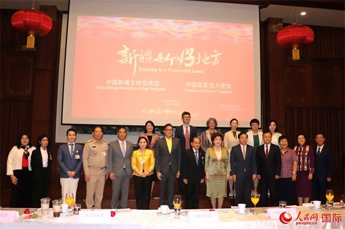 與會嘉賓合影。人民網(wǎng)實習生 姚欣可攝