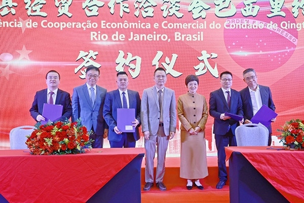 企業(yè)家在活動(dòng)現(xiàn)場(chǎng)參與項(xiàng)目簽約儀式。人民網(wǎng)記者 陳海琪攝