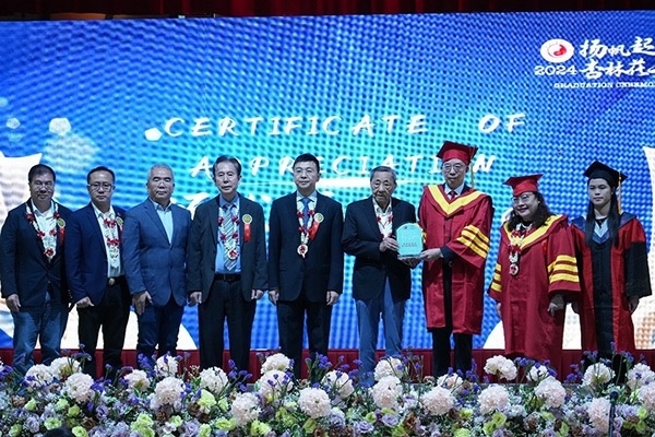 菲律賓首家中醫(yī)學(xué)院——岐黃中醫(yī)學(xué)院在馬尼拉舉行首屆畢業(yè)典禮。人民網(wǎng)記者 樊帆攝