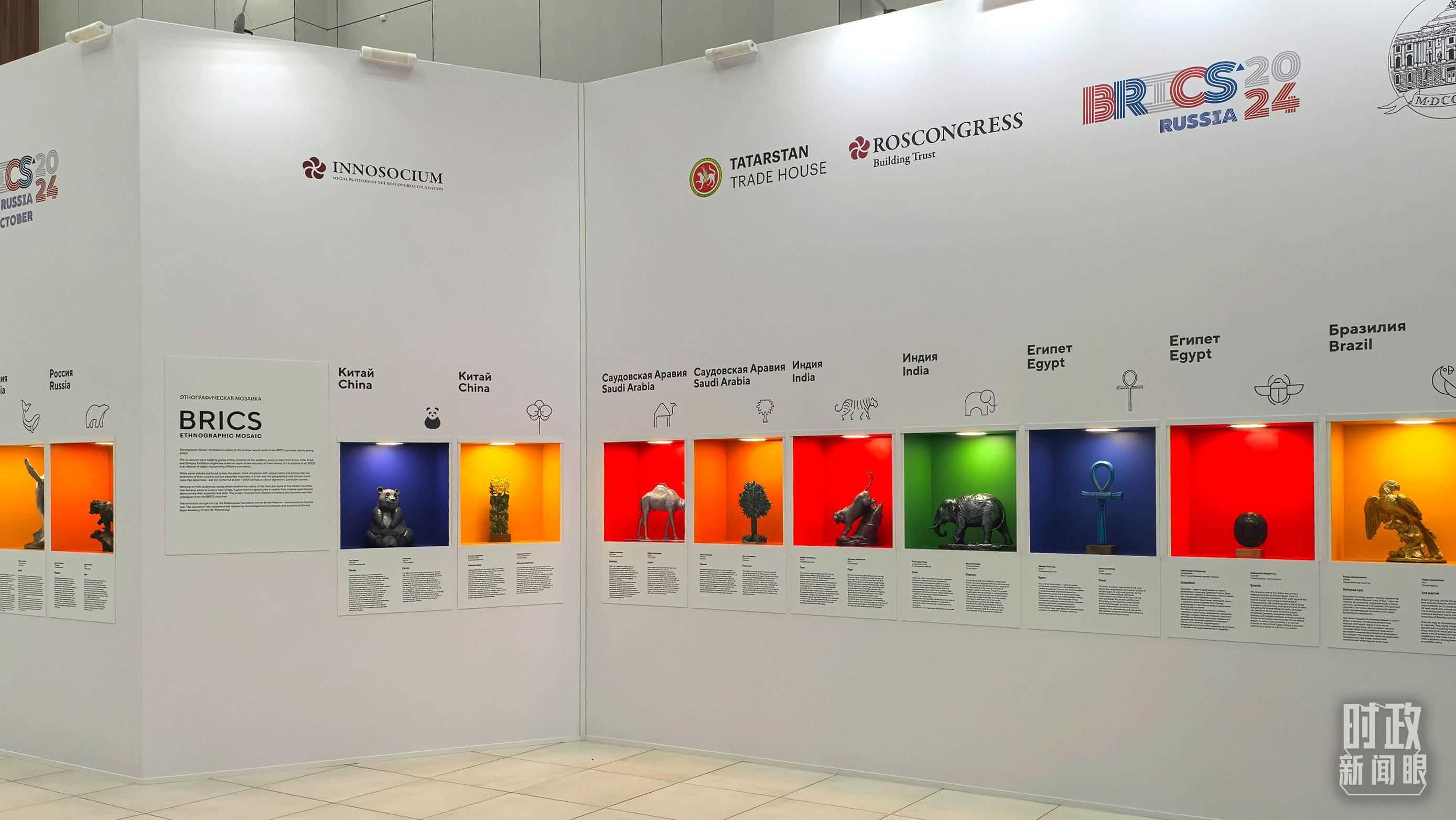 △ 喀山會(huì)展中心內(nèi)展示的金磚國家工藝品。（總臺(tái)央廣記者潘毅拍攝）