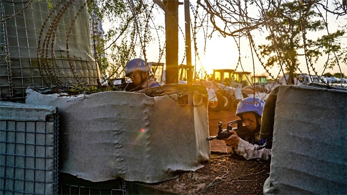 瞭望偵察一線(xiàn)情況。張洪奧攝