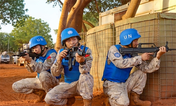 匯報(bào)一線(xiàn)偵察情況。王軍杰攝