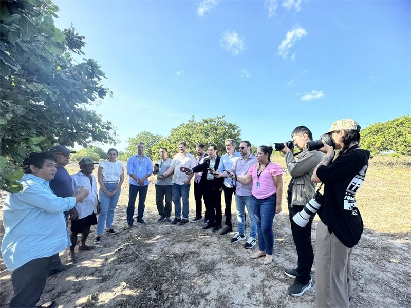 聯(lián)合采訪團正在采訪中國企業(yè)在若昂卡馬拉市的扶貧開放項目 。孫佳攝