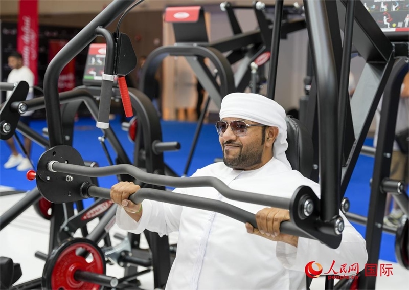 一名觀眾在體驗(yàn)健身器材。人民網(wǎng)中東中心分社塔里克·易卜拉欣攝
