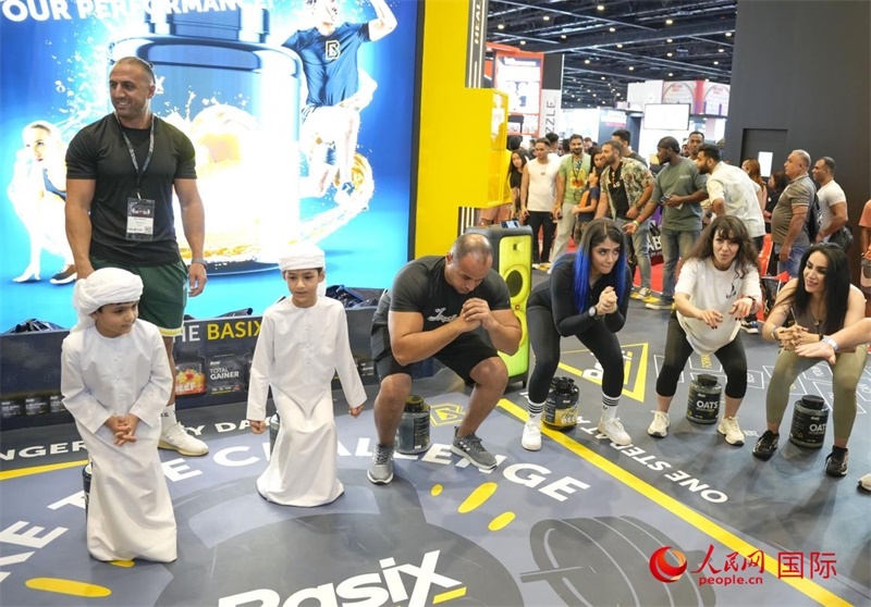 觀眾參加“蹲馬步”比賽。人民網(wǎng)中東中心分社塔里克·易卜拉欣攝