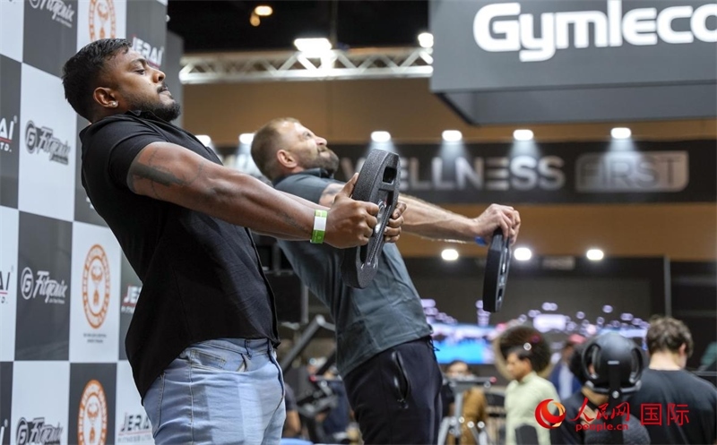 觀眾參加舉重物比賽。人民網(wǎng)中東中心分社塔里克·易卜拉欣攝