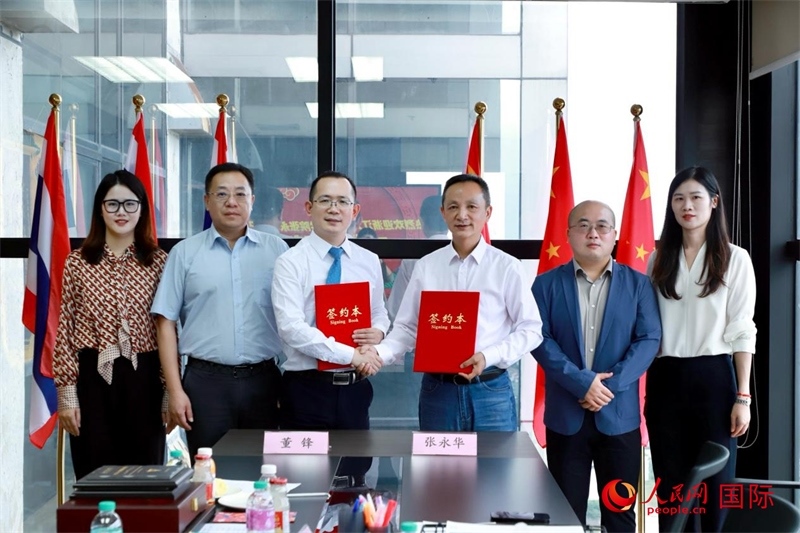 會(huì)談現(xiàn)場(chǎng)。左三為泰中僑商聯(lián)合會(huì)副主席董峰；右三為浙江大學(xué)光華法學(xué)院黨委書(shū)記張永華。人民網(wǎng)記者 簡(jiǎn)承淵攝