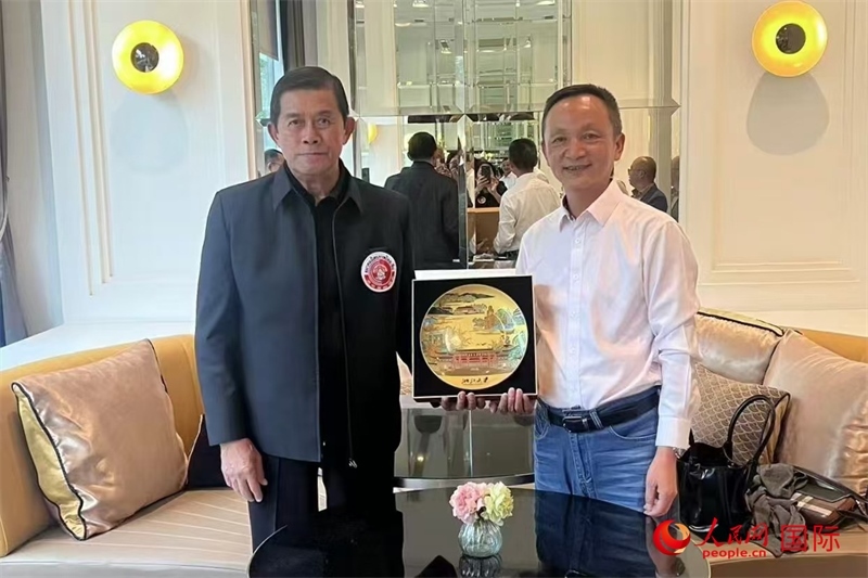 泰中友好協(xié)會(huì)會(huì)長(zhǎng)、泰國(guó)前副總理功·塔帕朗西（左一）會(huì)見(jiàn)浙大團(tuán)組一行。人民網(wǎng)記者 簡(jiǎn)承淵攝