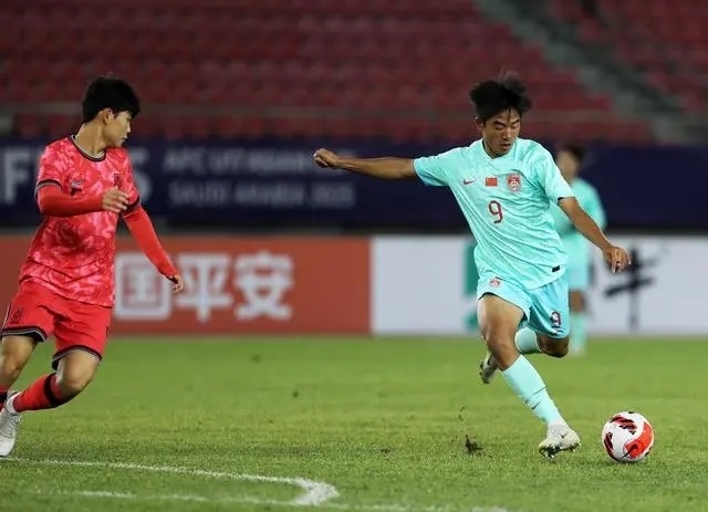 國少隊球員魏祥鑫（右）比賽中傳球。新華社記者 李鋼攝