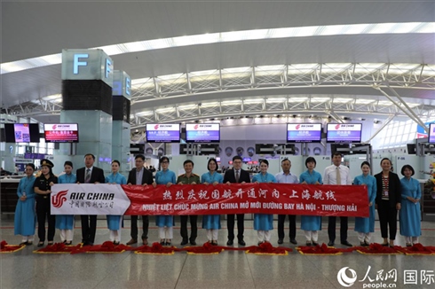 中國駐越南大使館經商處參贊李振民等兩國嘉賓為儀式剪彩。 人民網記者 楊曄攝