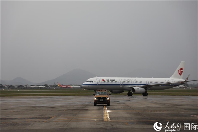 國航上?！觾仁装囡w機抵達河內內排機場。人民網記者 楊曄攝