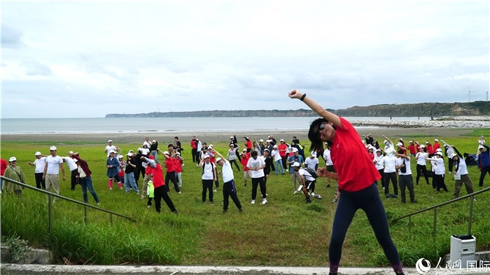 開(kāi)跑前的熱身運(yùn)動(dòng)。人民網(wǎng) 蔣曉辰攝