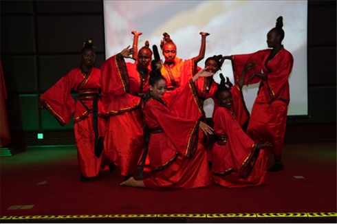 孔子學院的學生表演中國舞《昭君出塞》。主辦方供圖