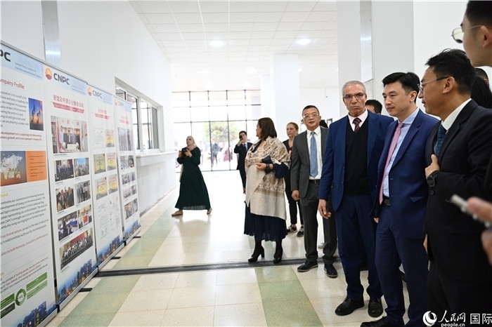 中企向阿爾及利亞大學(xué)捐贈電教設(shè)備圖片展。人民網(wǎng)記者 郝瑞敏攝