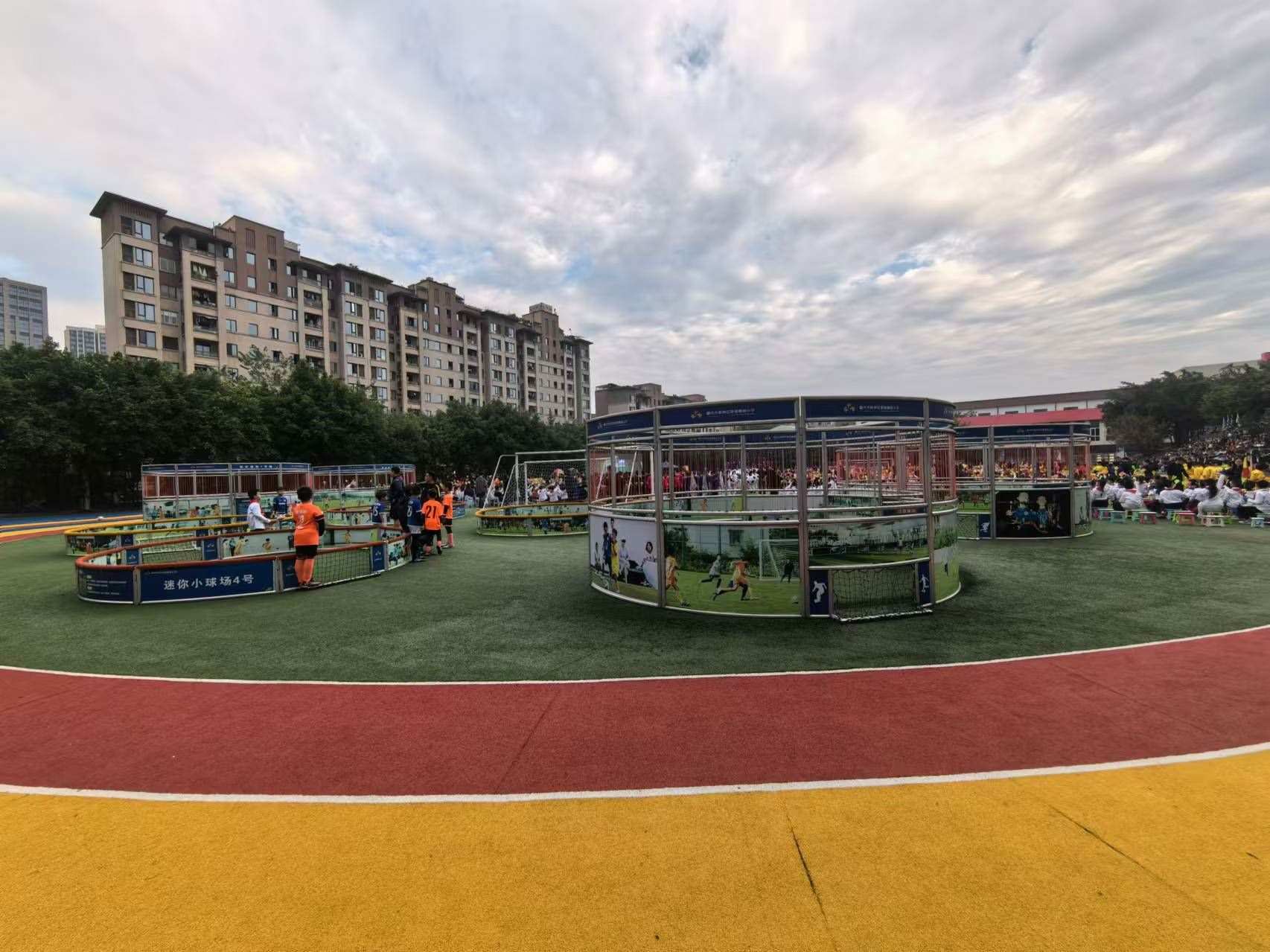 珊瑚魯能小學(xué)里的迷你足球場。 人民網(wǎng)記者 楊磊攝