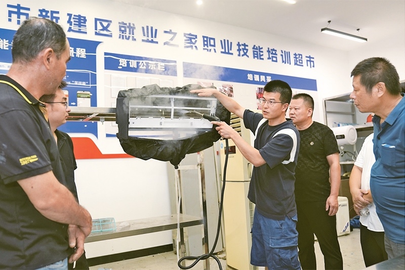 黨的二十屆三中全會(huì)強(qiáng)調(diào)，要健全終身職業(yè)技能培訓(xùn)制度。圖為2024年9月12日一位老師在給學(xué)員進(jìn)行家電清洗技術(shù)培訓(xùn)。 新華社記者 萬象/攝