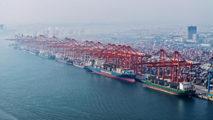 在廣西欽州港碼頭，多艘海輪在排隊卸貨（無人機(jī)照片，2024年3月28日攝）。新華社記者 張愛林 攝