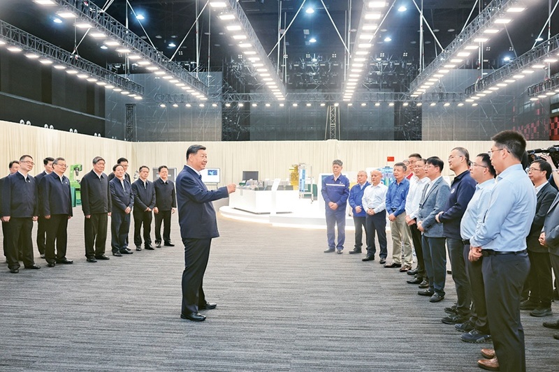 2024年10月17日至18日，中共中央總書記、國家主席、中央軍委主席習近平在安徽考察。這是17日下午，習近平在合肥濱湖科學城考察時，同現(xiàn)場科研人員和企業(yè)負責人親切交流。 新華社記者 鞠鵬/攝