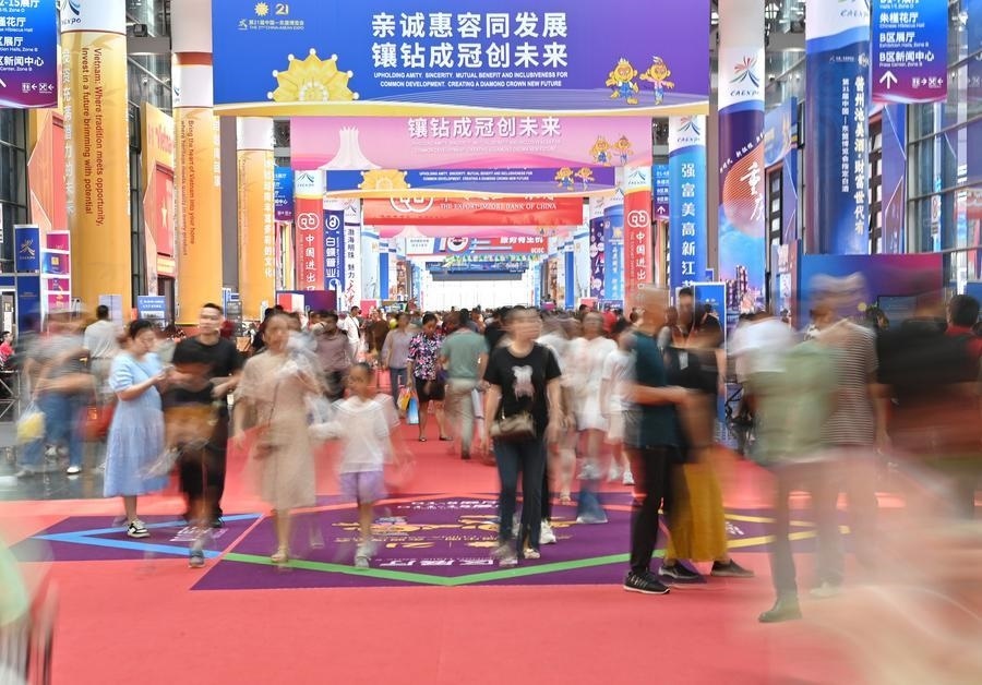 2024年9月28日，觀眾在廣西南寧市舉行的第21屆中國—東盟博覽會上參觀。新華社記者 周華 攝