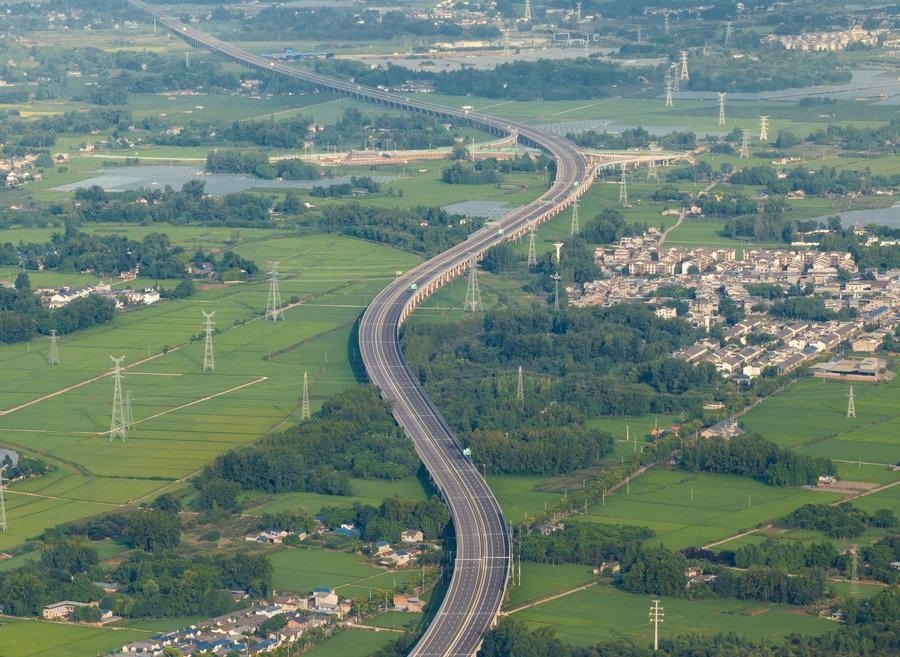 俯瞰四川天府新區(qū)至邛崍高速公路一角（2024年7月2日攝，無人機(jī)照片）。新華社記者 江宏景 攝