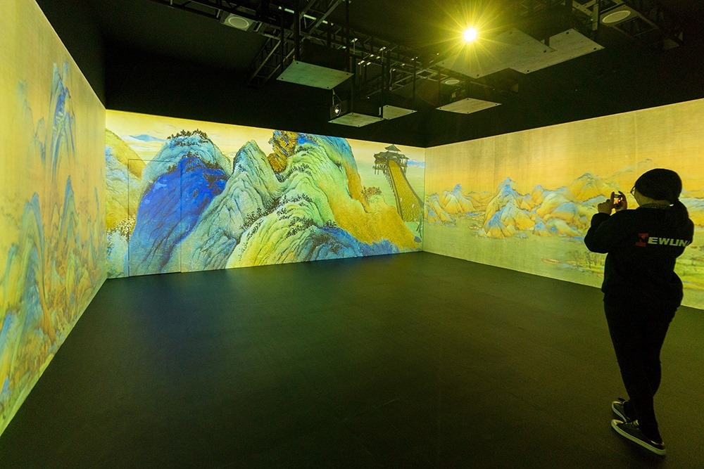 2019年1月29日，上海，市民在“千里江山圖科技藝術(shù)展”上參觀北宋名畫《千里江山圖》的AR全景展示并打卡拍照。