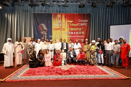 選手、評委、組委會工作人員共同與頒獎嘉賓合影。中國石油非洲公司供圖