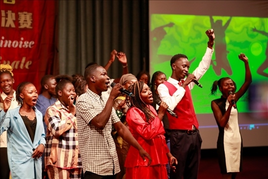 孔子學(xué)院的同學(xué)們演唱中文歌曲《明天會更好》。中國石油非洲公司供圖