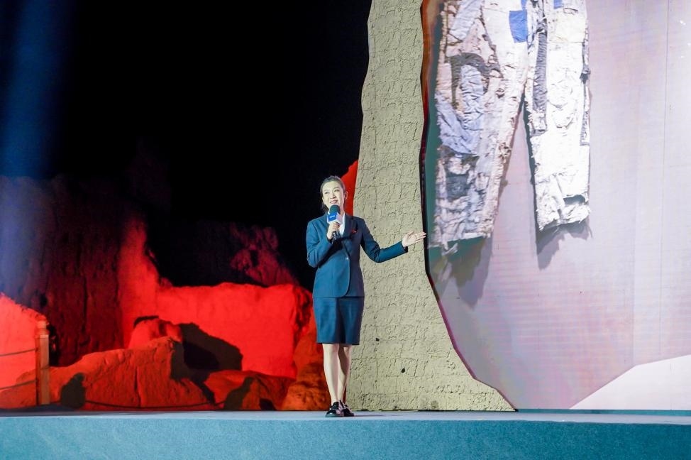 顧晨葉在“何以中國·五星出東方”網(wǎng)絡(luò)主題宣傳活動(dòng)現(xiàn)場演講。人民視頻供圖