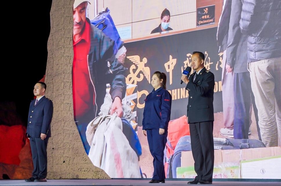 張曉波（右一）在“何以中國·五星出東方”網(wǎng)絡(luò)主題宣傳活動(dòng)現(xiàn)場演講。人民視頻供圖