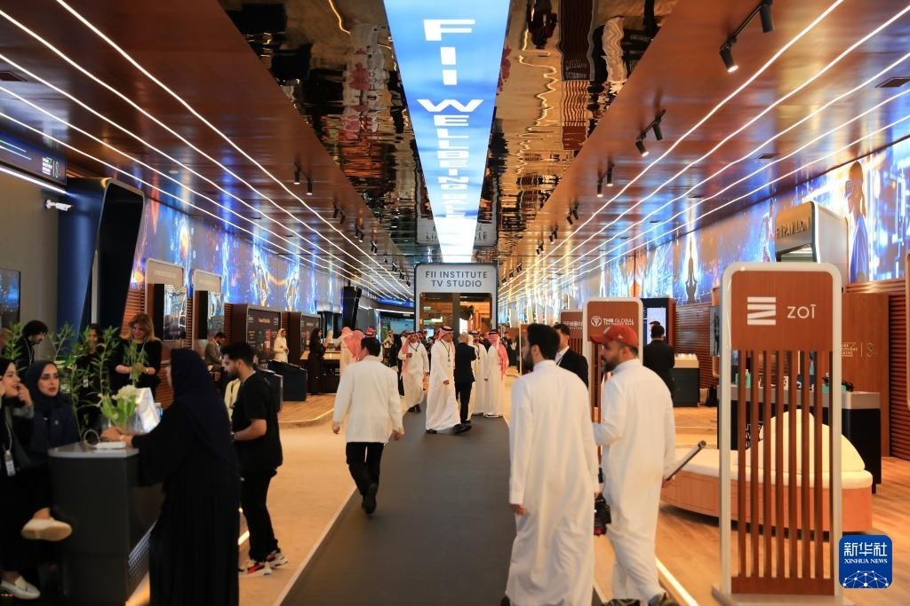 10月31日，在沙特阿拉伯首都利雅得，人們參加第八屆沙特“未來(lái)投資倡議”大會(huì)。新華社記者 隋先凱 攝