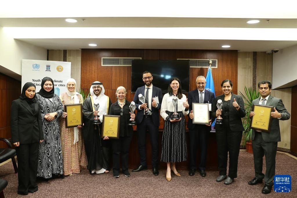 10月31日，在埃及亞歷山大，獲得第二屆全球可持續(xù)發(fā)展城市獎(jiǎng)（上海獎(jiǎng)）的城市代表合影。新華社記者 王東震 攝