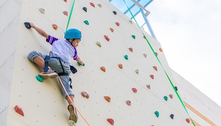 浙江臺州，正在學(xué)習(xí)攀巖課程的小學(xué)生