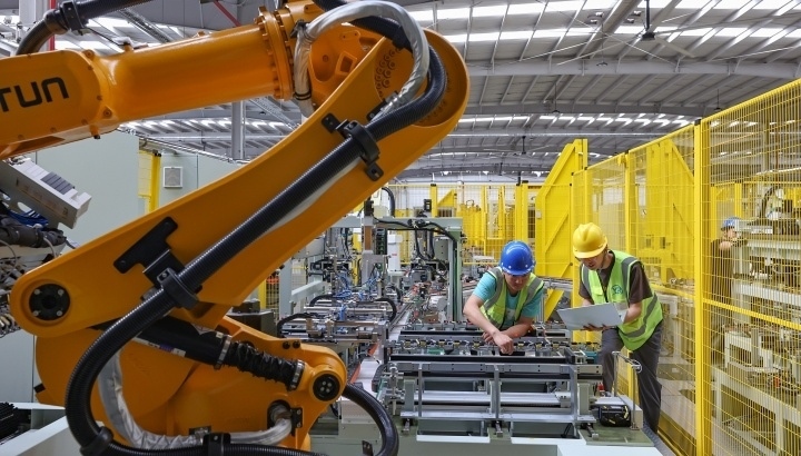 江蘇昆山，智能生產(chǎn)線上人機(jī)協(xié)同作業(yè)