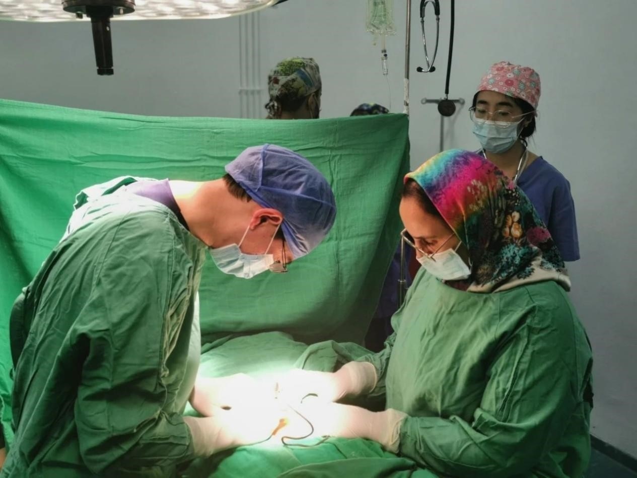 中國醫(yī)療隊員與當(dāng)?shù)蒯t(yī)生合作開展手術(shù)。第196批中國援助摩洛哥醫(yī)療隊塞達(dá)特分隊供圖