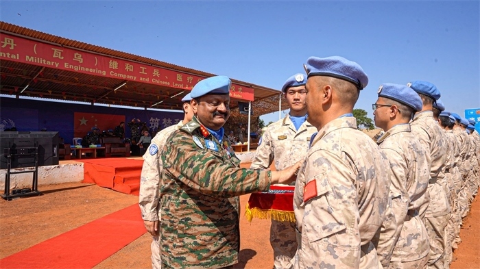 聯(lián)南蘇團(tuán)部隊(duì)司令莫漢中將為維和官兵授勛。秦貴君攝