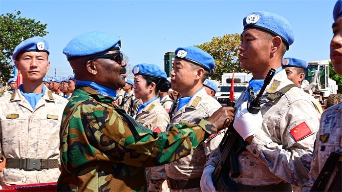 聯(lián)南蘇團(tuán)西戰(zhàn)區(qū)司令多米尼克準(zhǔn)將為維和官兵授勛。孫千攝