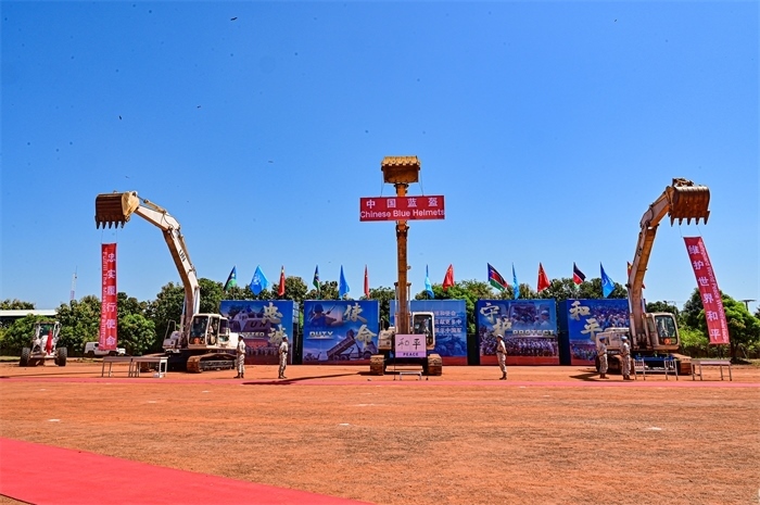 工程機(jī)械特技展示。王軍杰攝