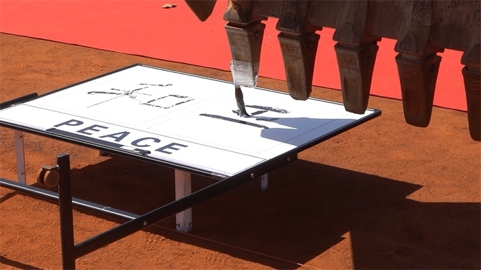 工程機(jī)械表演寫書法。王皓宇攝