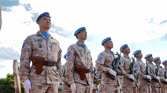 維和官兵整齊列隊(duì)。鄧原淘攝