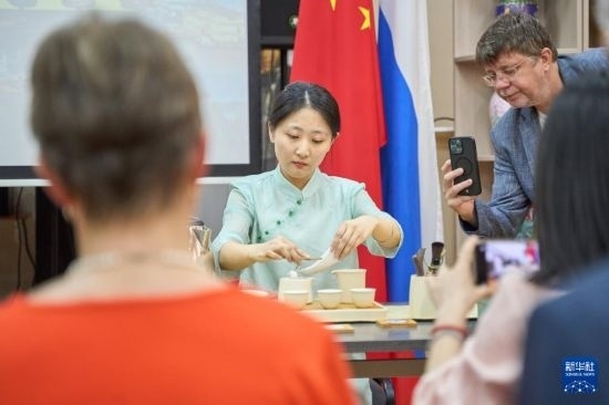 這是11月2日在俄羅斯符拉迪沃斯托克的活動(dòng)現(xiàn)場(chǎng)拍攝的茶藝表演。新華社發(fā)（郭飛洲攝）