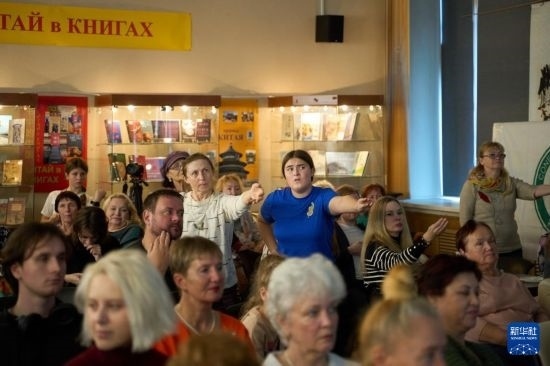 11月2日，來(lái)賓在俄羅斯符拉迪沃斯托克的活動(dòng)現(xiàn)場(chǎng)模仿八段錦的動(dòng)作。新華社發(fā)（郭飛洲攝）