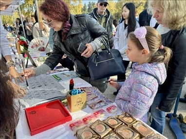 活動(dòng)現(xiàn)場(chǎng)外賓體驗(yàn)中國(guó)書(shū)法。 中國(guó)駐保加利亞大使館供圖。