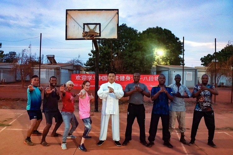 組織八段錦教學。王軍杰 攝