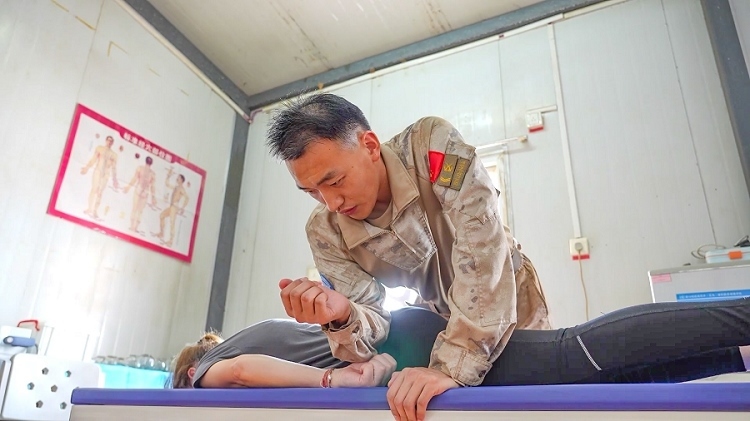 體驗中醫(yī)推拿。王軍杰攝