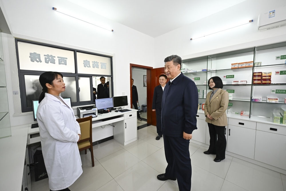 2024年11月5日，習(xí)近平在湖北省咸寧市嘉魚(yú)縣潘家灣鎮(zhèn)四邑村衛(wèi)生室考察。習(xí)近平指出：“要進(jìn)一步加強(qiáng)黨建引領(lǐng)，抓住‘一老一小’這個(gè)重點(diǎn)，更加精準(zhǔn)有效地為群眾排憂(yōu)解難?！? width=
