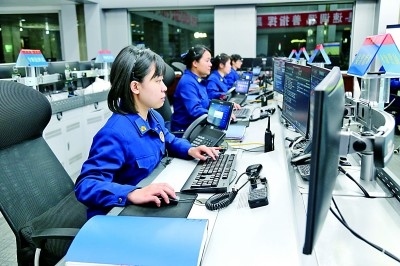  廣東省廣州市消防救援支隊指揮中心的接警調(diào)度員24小時待命。圖片由國家消防救援局提供