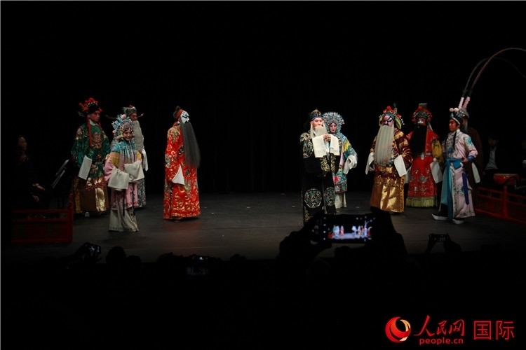 演員向觀眾謝幕。人民網(wǎng)記者 尚凱元攝