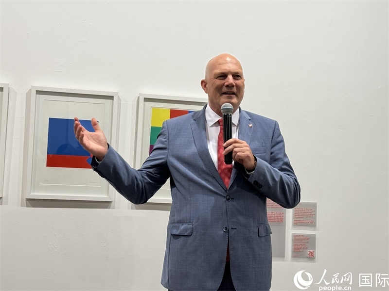 11月8日，瑞士駐華大使白瑞誼在“瑞士經(jīng)典設計展”開幕式上發(fā)表致辭。（人民網(wǎng) 謝瑩攝）