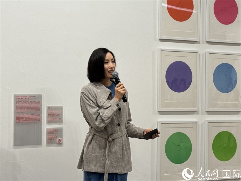 11月8日，今日美術(shù)館館長張然在“瑞士經(jīng)典設計展”開幕式上發(fā)表致辭。（人民網(wǎng) 謝瑩攝）